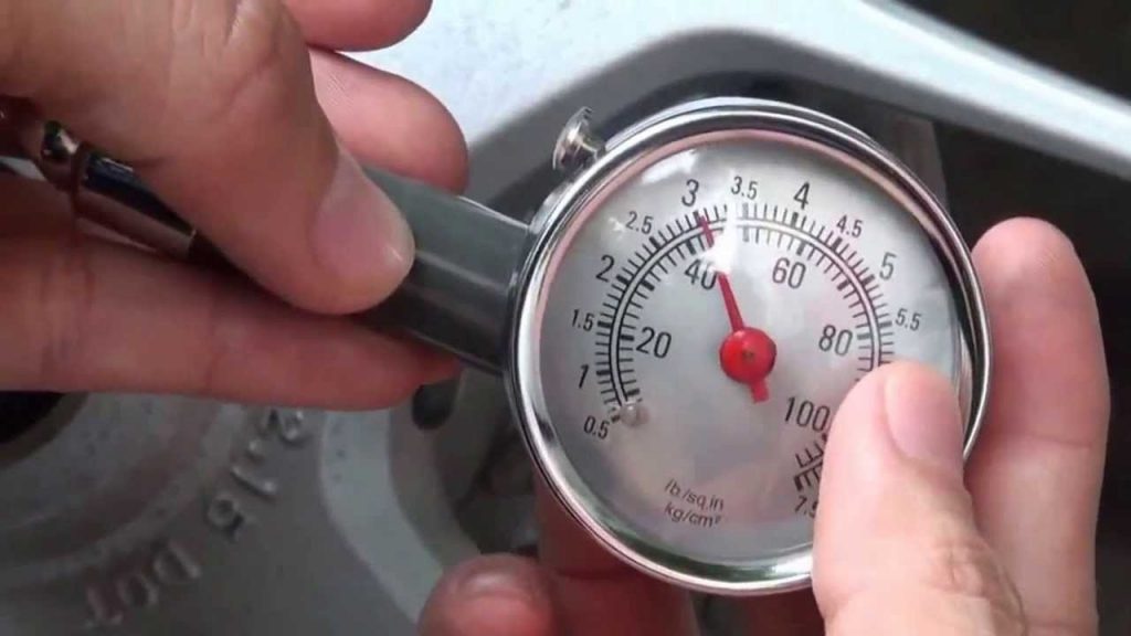 Bơm lốp xe đúng áp suất nhà sản xuất đưa ra
